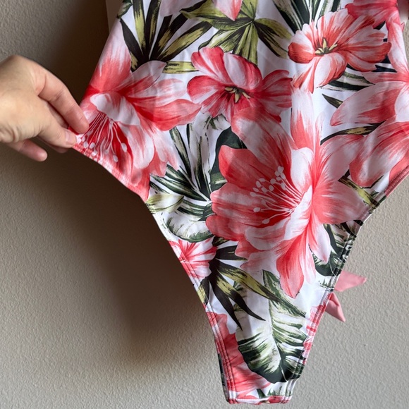 White Reef High Cut Wired Cup Floral Pink One-Piece Swimsuit Women’s Large - Picture 8 of 9